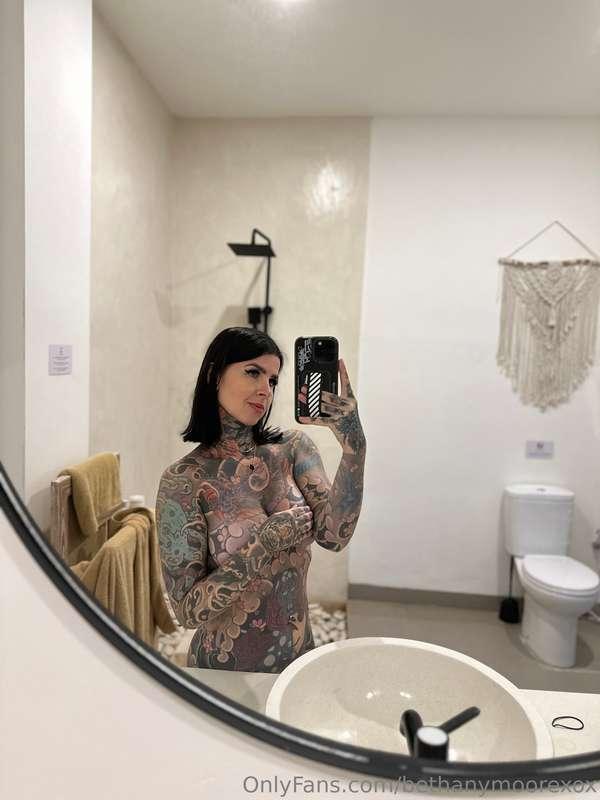 DM me to remove my hands 😈