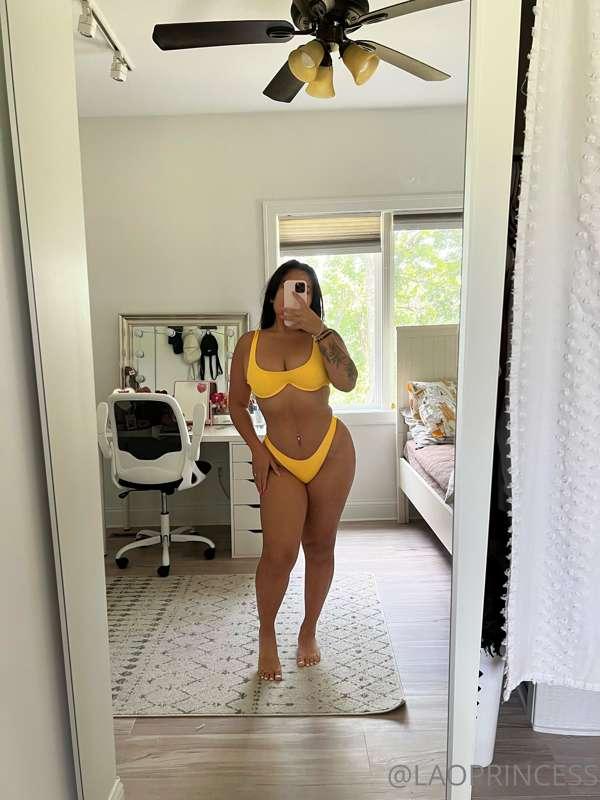 Yellow really brings out my tan 🤩
