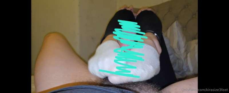 9 minutes NO HANDS, SOCKJOB UNTIL CUM. SOCKS STAY ON THE WHO..