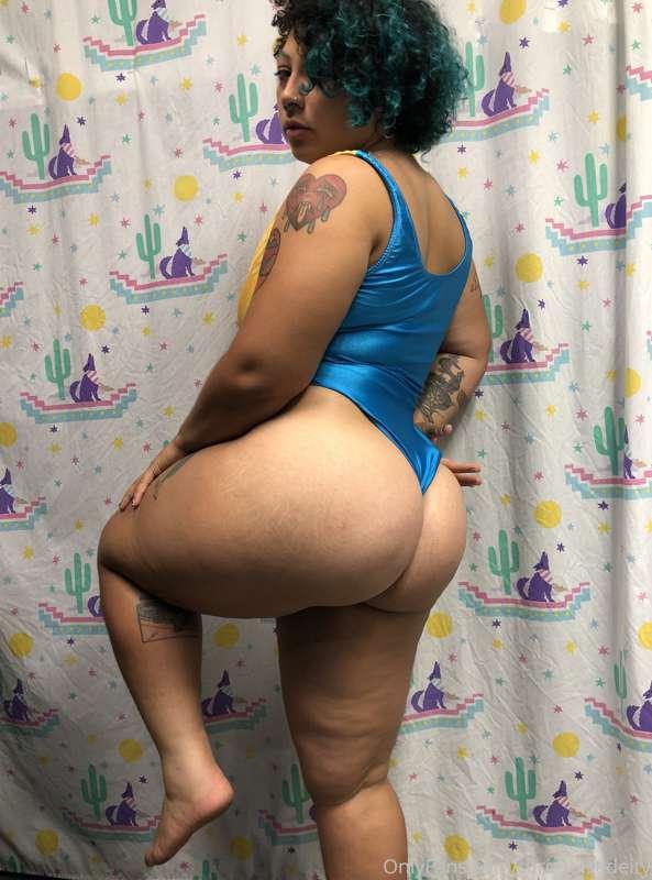 👑 Behold the booty in this cute suit 👑
Summer is the best be..