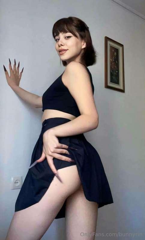 The girl in the skirt wants to play😈🥵