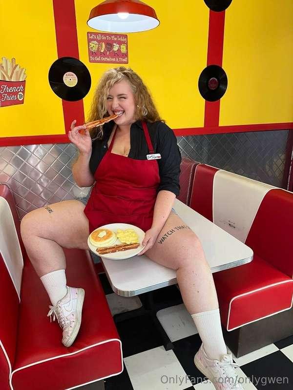MILF Denny's needs more sausage. Send to @gwenadora 