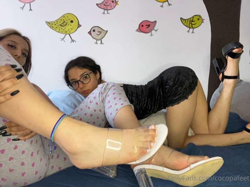 pies de mi amiga y míos 🤓🥺
