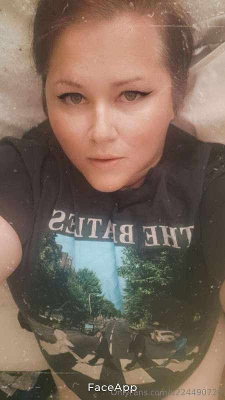 Just chilling. Love this T shirt xx