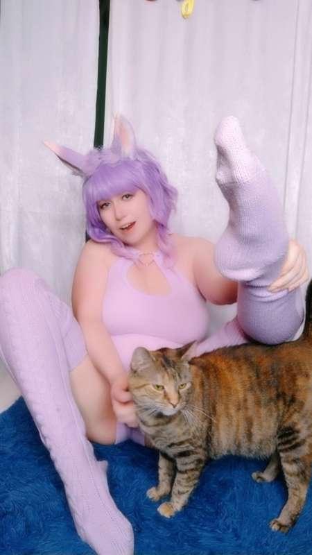 Eyes on me! I know the kitty is cute but eyes on me pls :3