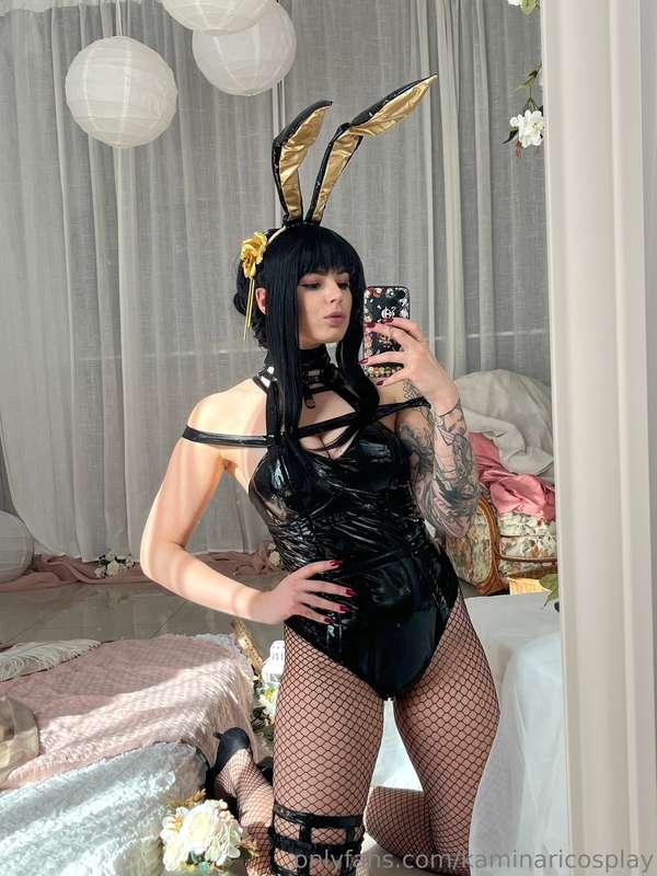 Some Bunny Yor BTS 😝 I need more leather outfits with netted..