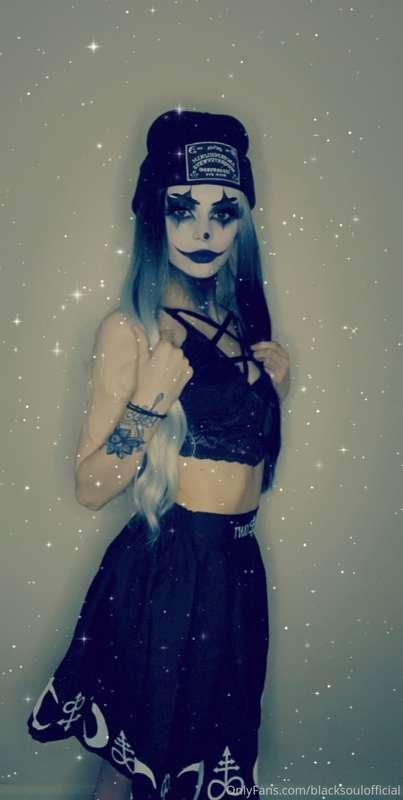 I feel pretty here I appreciate everyone wishing me happy bi..