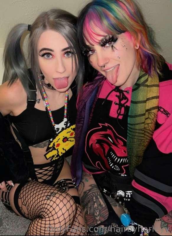 Hiiii, everyone go follow my gorgeous best friend @kaoskraze..