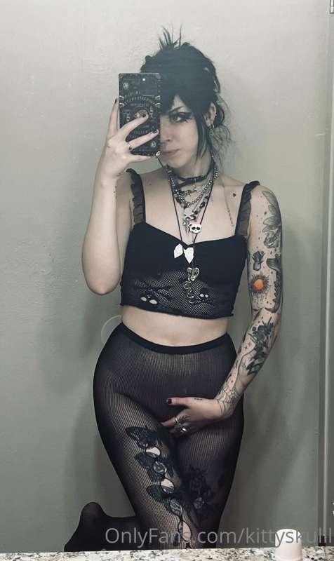 Rip these off me 🖤 comment if u want a little strip tease vi..