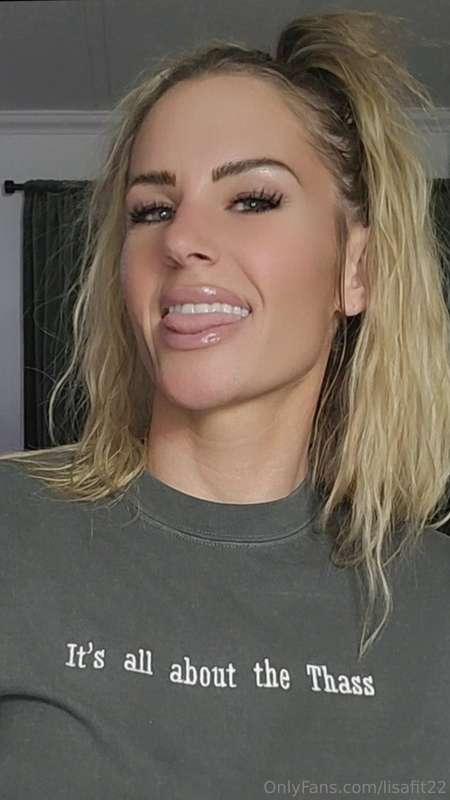 Stuck inside again cause the rain....come chat with me I'm b..