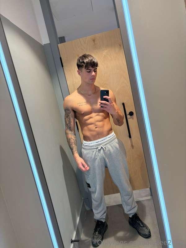 Can you guess what colour boxers I'm wearing? 🤔