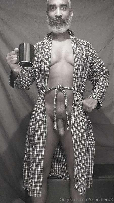 Monochrome Monday!  #beard #musculardaddy #gay #feet #gaycru..