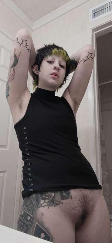 I forgot what this style of shirt is called but I look hottt..