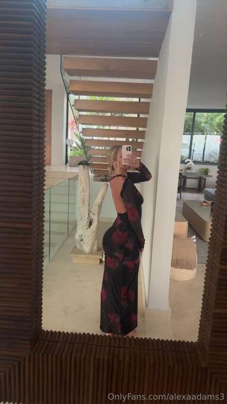 Just a girl in her favorite dress 💋