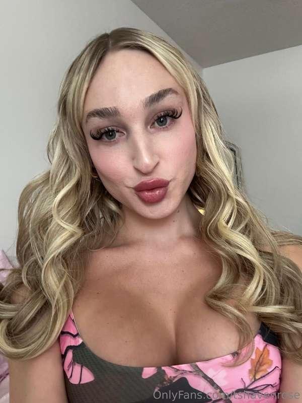 Morning ☀️ how about a morning kiss in my dms ??