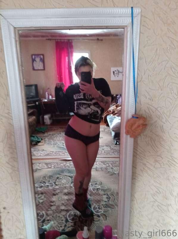 An old photo, but I wanted to share ^^ By the way, I'm avail..