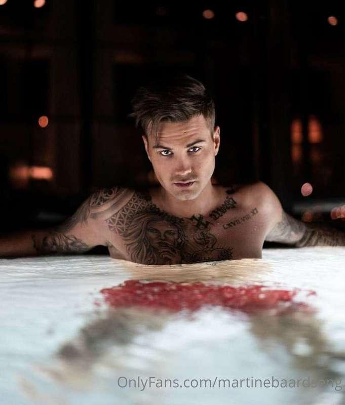 Follow this sexy man! He just startes his onlyfans now 😈 

W..