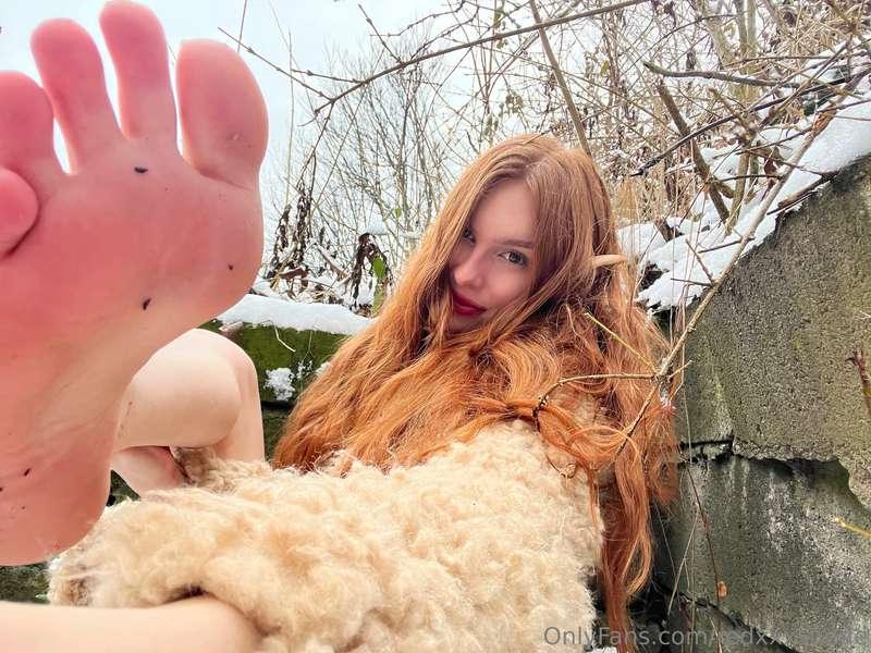 Soft snow elf feet 🧝‍♀️❄️🦶