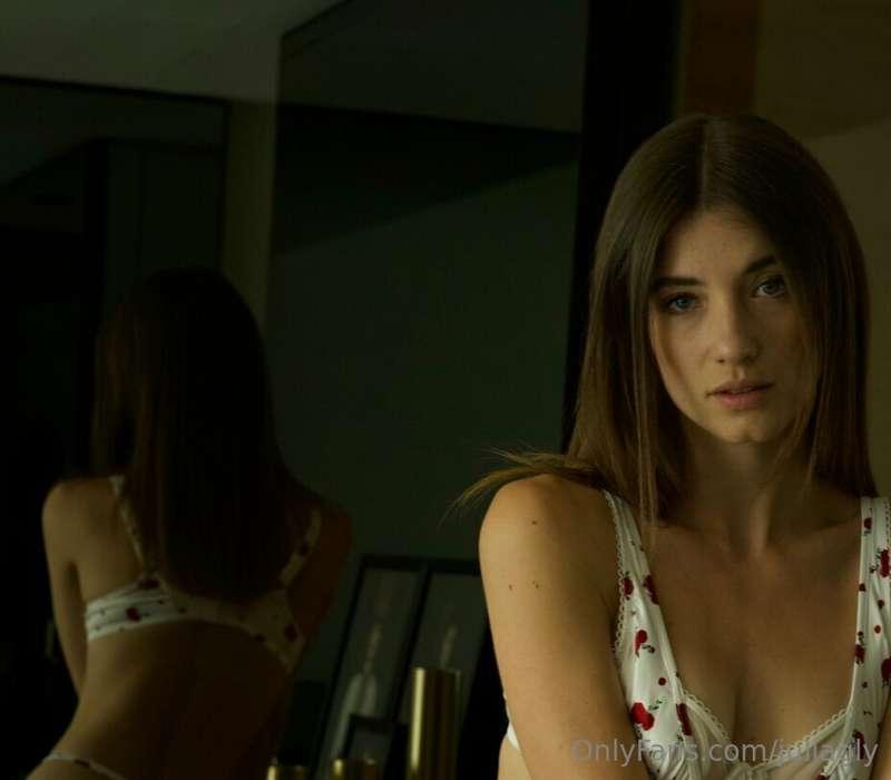 Mirror Tease... 💄