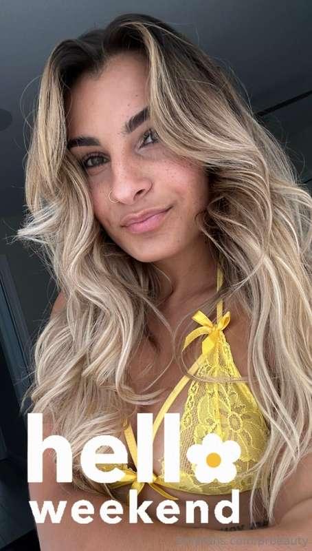 Happy Saturday ☀️
More in yellow baby 🫦
Check your DMs in a ..