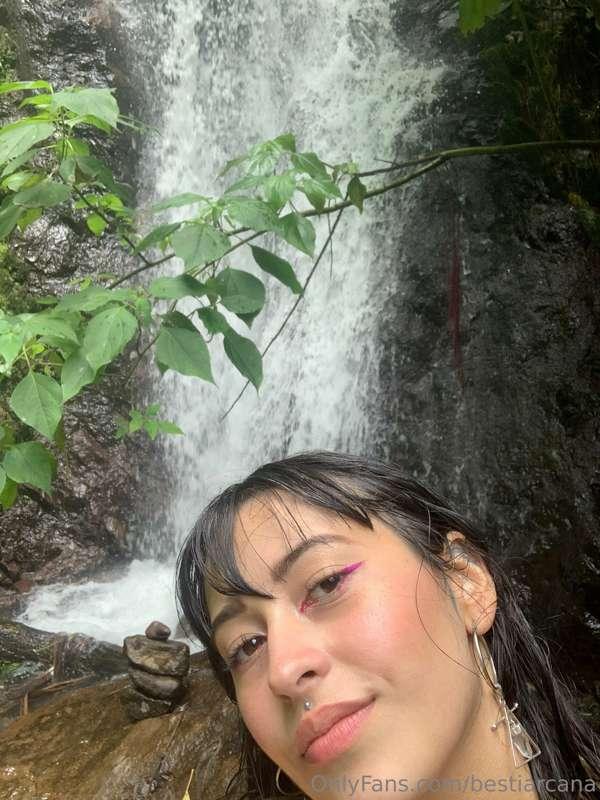 hoy fui a nadar a una catarata y salieron unas fotos delis, ..