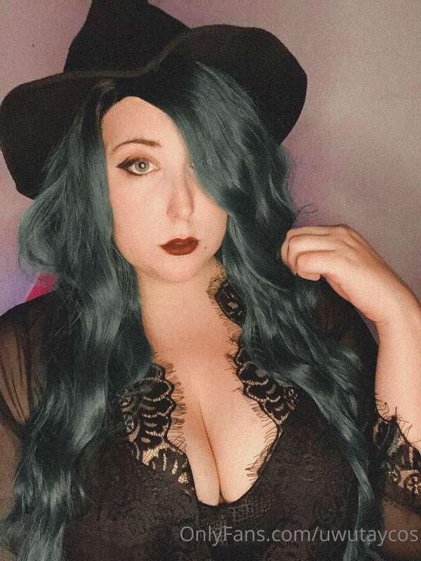 Busty witch selfie 💕 Thanks to all of your support I was abl..