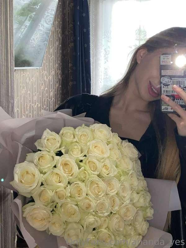 flowers will decorate any girl, especially white roses🌹💐