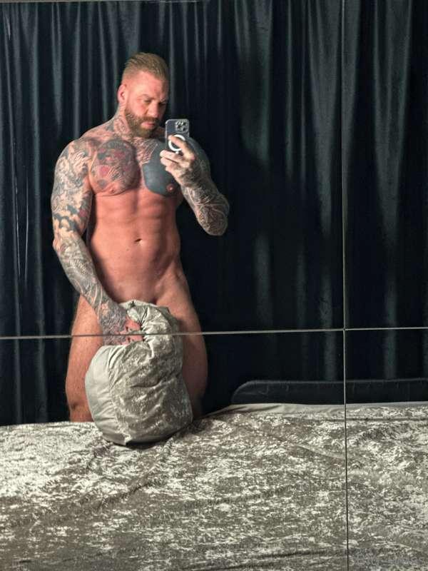 Come to bed with me 😈😈