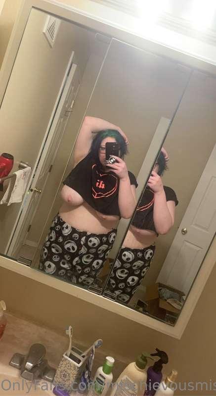 Oops my shirt is a bit short 😈