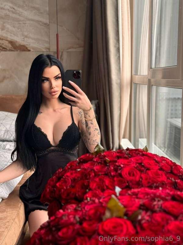 Roses and huge bouquets are my weakness💕 They create a speci..