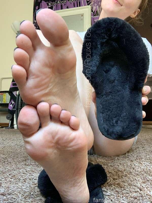 want a lil sniff of my slippers? i don’t mind sharing 💞