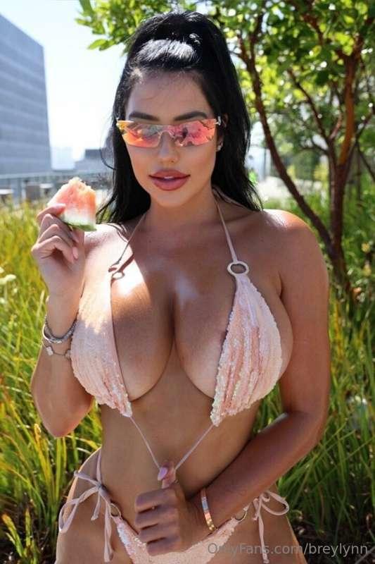 Keeping it juicy🍉

DM me to see how the day ended😈💦