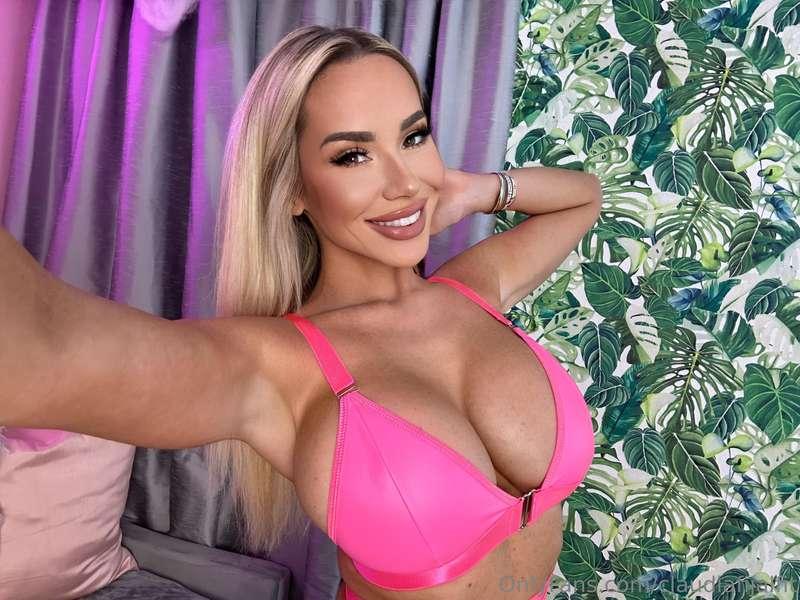 Big titties make everyone smile 😊 🥰