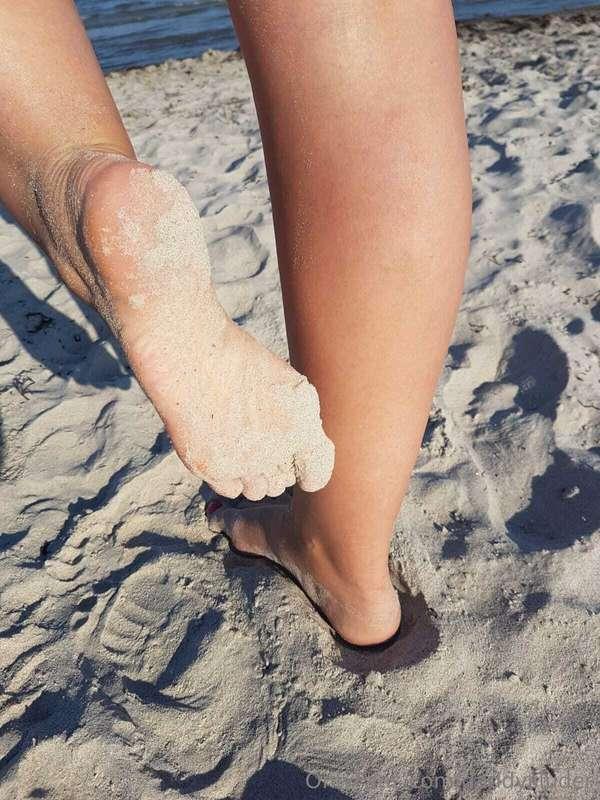 For my foot fans who enjoy sneaking a peek at barefoot women..