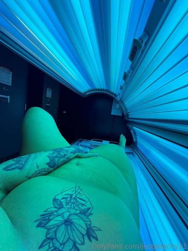 Tanning bed fun 🤭 I get so unbelievably horny in the tanning..