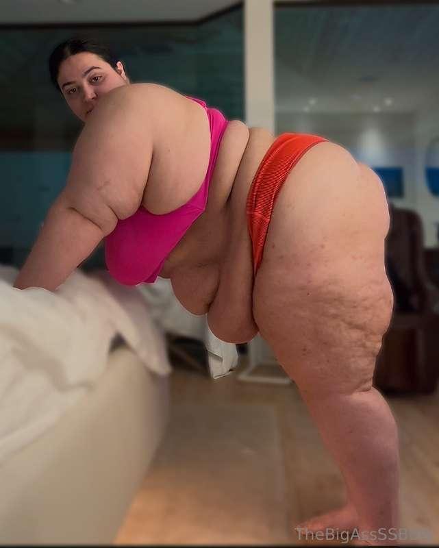 Look at all that hanging fat 🥵
