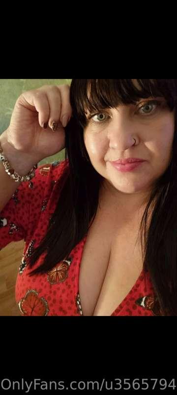Men always seem to love a red dress 💃