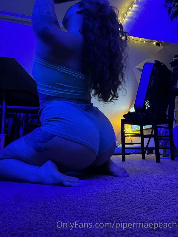Blue lighting reminds me of the club, now I just want to bum..