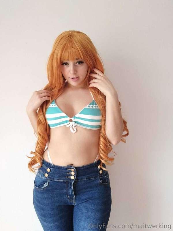 Nami's room is getting very hot 😉🧡💙 DM ME ''NAMI'' FOR MORE😳..
