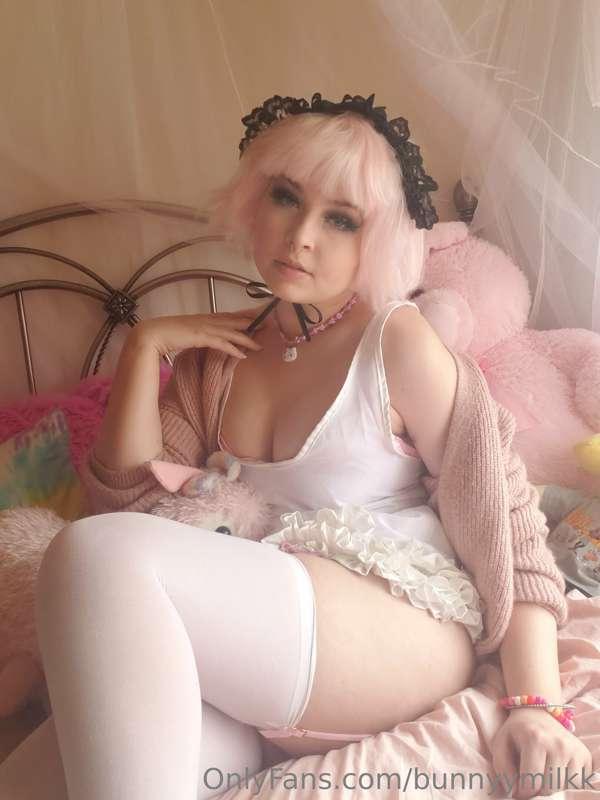 elle getting playful and stripping for u~~