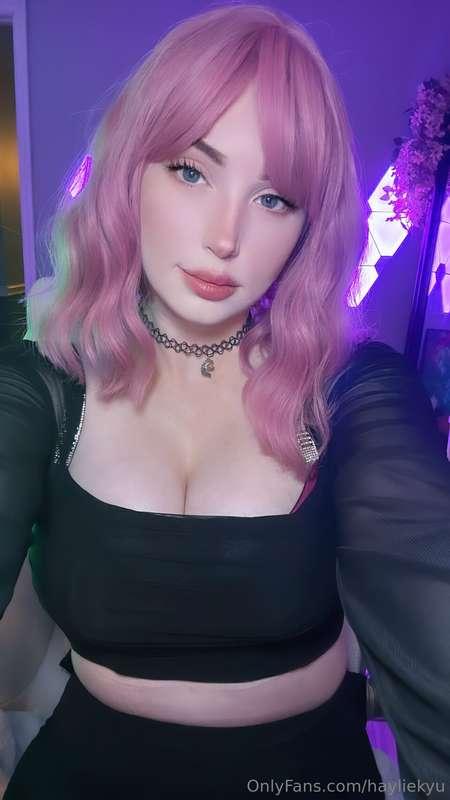 goin live on twitch now & i’d love for you to keep me compan..
