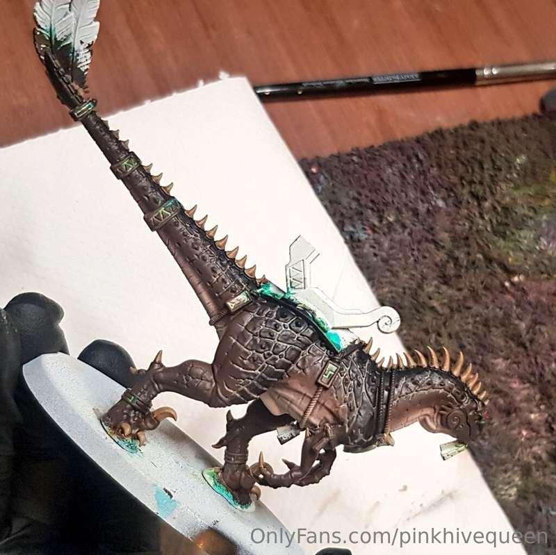 It's a brown dinosaur 👁👁