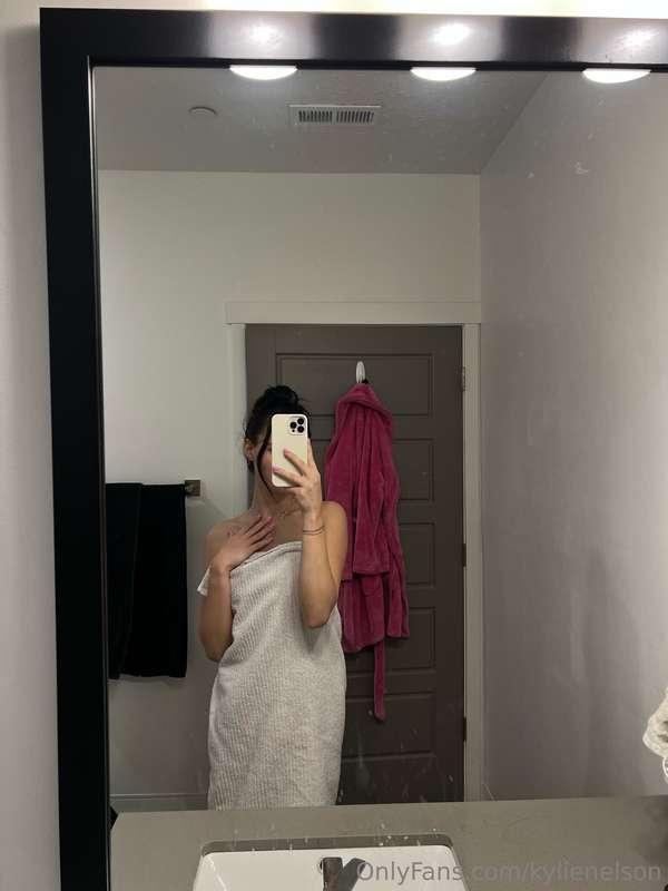Peek-a-boo… should I show you what’s underneath? 😈