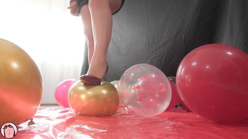 I enjoy playing with balloons, finding pleasure in popping them using my nails, heels, and perfect ass.
I run my hands over the balloons making them squeal until each balloon pops. One way or another...

#fetish #balloons #balloon #kinky #niche #milf #clothed #upskirt #skirt #heels 
