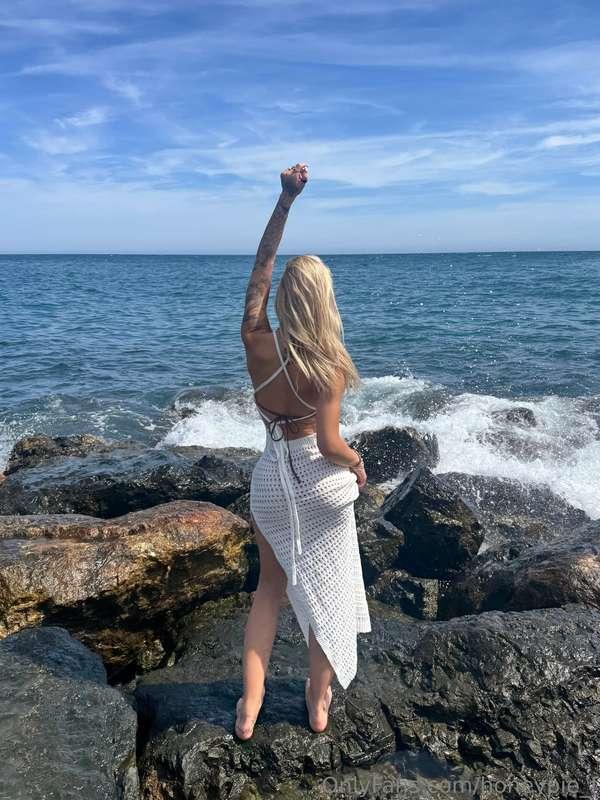 ☀️ I love real conversations — the kind that make time fly 💭..