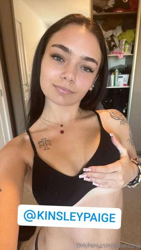 my college bestie @kinsleypaige just started her first OF 🥹F..