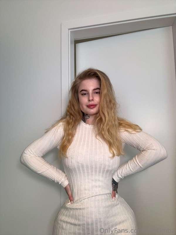 Look at me🥰 my waist is literally like an hourglass! 😋 I'm s..