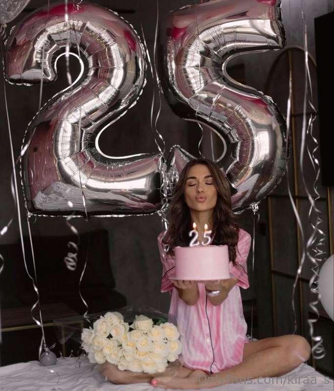 aaaaa today is MY BIRTHDAY !!! I'm 25! my first anniversary ..