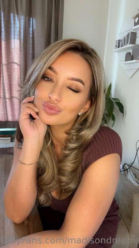 Can i give you a sweet kiss?💋