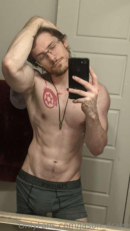 Quick little post-workout photoset. Which one of you likes i..